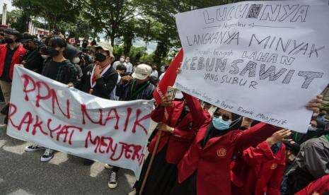 In Picture: Aksi Unjuk Rasa Mahasiswa di Palangka Raya