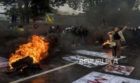 In Picture: Aksi Damai Unjuk Rasa Mahasiswa Dari Berbagai Universitas di Bandung In Picture: Aksi Damai Unjuk Rasa Mahasiswa Dari Berbagai Universitas di Bandung