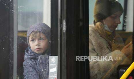 Dua Pertiga Anak-Anak Ukraina Terpaksa Mengungsi