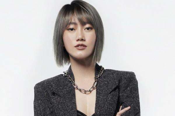 Kisah Ria SW Sukses sebagai YouTuber hingga Raih Penghargaan IBW 2022 dari HighEnd Magazine Kisah Ria SW Sukses sebagai YouTuber hingga Raih Penghargaan IBW 2022 dari HighEnd Magazine