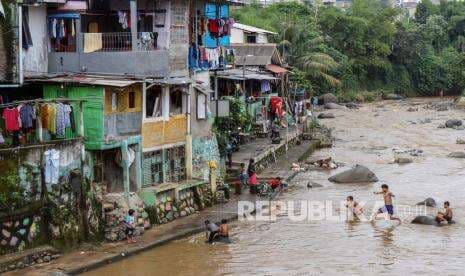 Hasil Riset Ecoton: 4 Sungai di Jawa Tercemar Mikroplastik