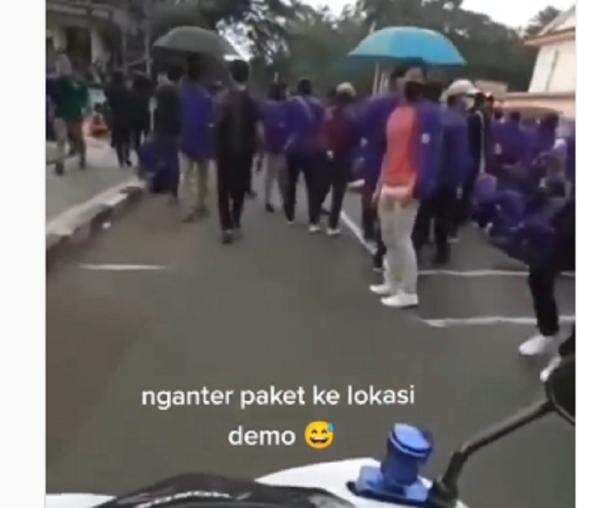 Video Viral Kurir Antar Paket di Tengah Demo Mahasiswa Video Viral Kurir Antar Paket di Tengah Demo Mahasiswa
