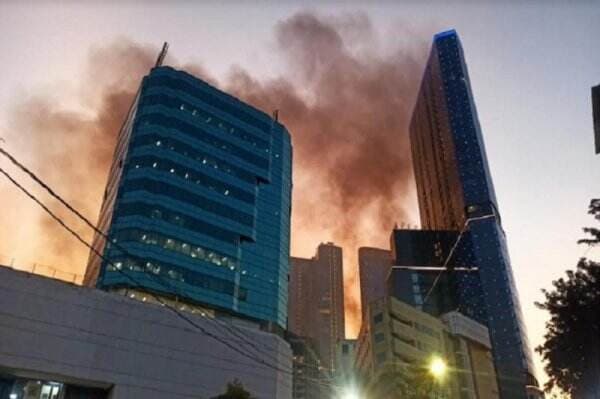 Kebakaran Hebat Habisi Bagian Atas Tunjungan Plaza 5, Kobaran Api Sempat Membesar