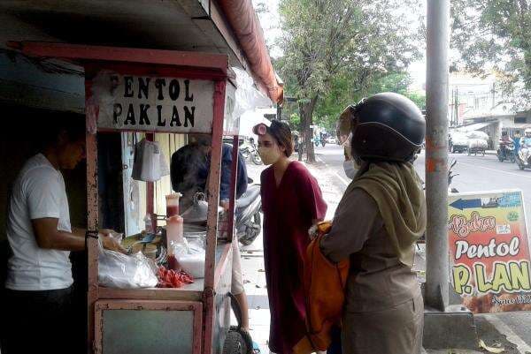 Pentol Pak Lan, 30 Tahun Eksis di Banyuwangi Karena Lombok Setan Pentol Pak Lan, 30 Tahun Eksis di Banyuwangi Karena Lombok Setan
