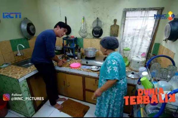 Sinopsis Dunia Terbalik 14 April 2022: Mak Suha Berikan Pujian ke Ustadz Kemed, Malah Digoda Aceng Sinopsis Dunia Terbalik 14 April 2022: Mak Suha Berikan Pujian ke Ustadz Kemed, Malah Digoda Aceng