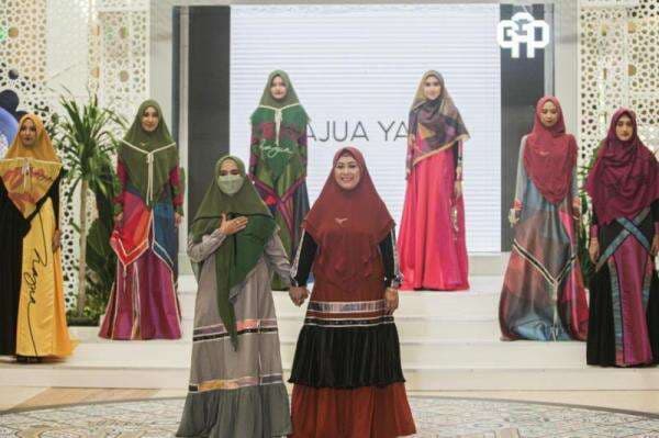 Foto-Foto Busana Karya Najua Yanti Tampil di Bekasi Sharia Festival 2022 Foto-Foto Busana Karya Najua Yanti Tampil di Bekasi Sharia Festival 2022