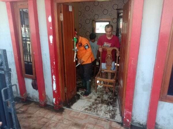 Usai Sahur, Warga Purbaratu, Kota Tasikmalaya dan BPBD Mulai Bersihkan Lumpur Sisa Banjir
