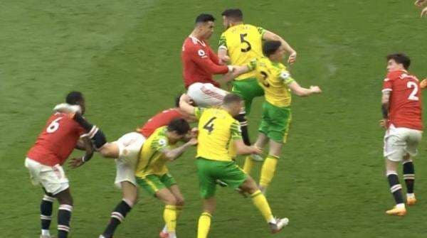 Kepalanya Ditendang Harry Maguire hingga Berdarah, Pogba Marah-Marah Kepalanya Ditendang Harry Maguire hingga Berdarah, Pogba Marah-Marah