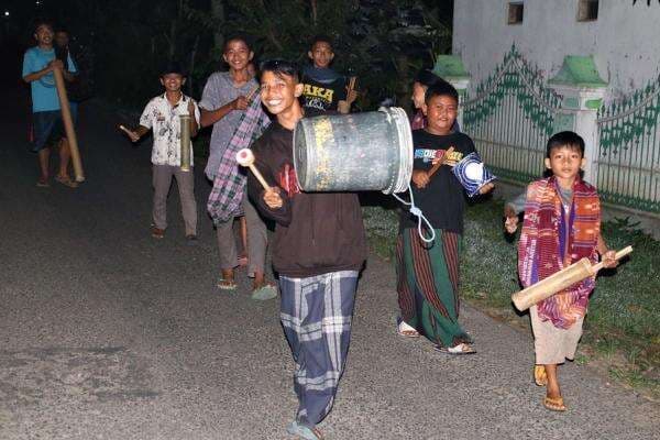 Meski Punya Ponsel, Remaja Blora Bangunkan Sahur Pakai Kentongan Meski Punya Ponsel, Remaja Blora Bangunkan Sahur Pakai Kentongan