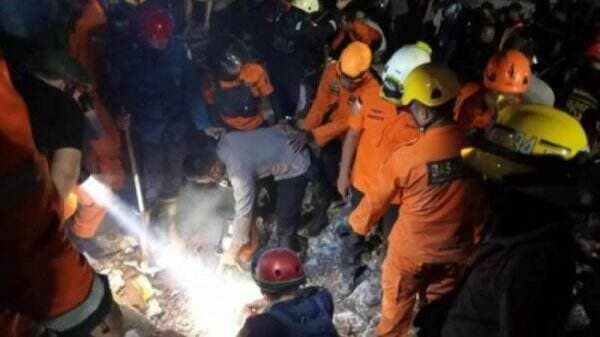 20 Orang Diduga Tertimbun Bangunan Alfamart yang Roboh di Banjar, Tim Kesulitan Evakuasi