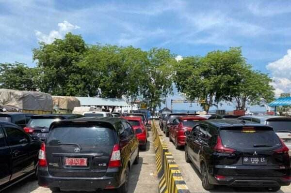 Dua Kapal Tak Beroperasi, Ratusan Kendaraan Antre Berjam-jam di Pelabuhan Roro Tanjunguban