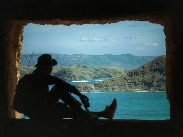 Menyaksikan Pantai Aan dari Gua Kotak Menyaksikan Pantai Aan dari Gua Kotak