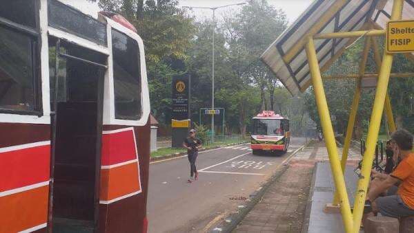 Demo 21 April, Mahasiswa UI Mulai Bergerak ke Istana Negara dari Kampus Perjuangan Demo 21 April, Mahasiswa UI Mulai Bergerak ke Istana Negara dari Kampus Perjuangan