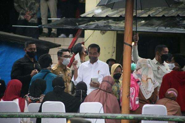 Presiden Jokowi Bagikan Bantuan Tunai dan Sembako di Pasar Ciawi Bogor Presiden Jokowi Bagikan Bantuan Tunai dan Sembako di Pasar Ciawi Bogor