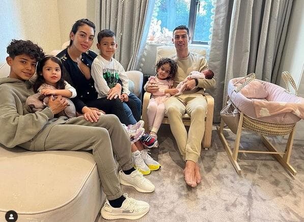 Cristiano Ronaldo Beri Kabar Kondisi Georgina Rodriguez dan sang Bayi yang Baru Lahir, Begini Pernyataannya Cristiano Ronaldo Beri Kabar Kondisi Georgina Rodriguez dan sang Bayi yang Baru Lahir, Begini Pernyataannya