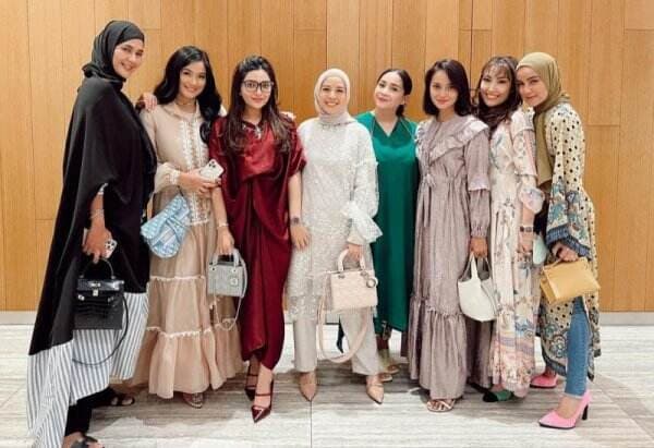 Paula Verhoeven Pakai Hijab saat Bukber Rekan Artis, Netizen Doakan Istiqomah