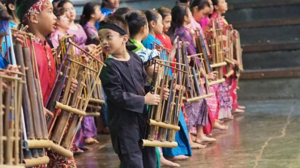 5 Alat Musik Tradisional dari Berbagai Daerah dan Cara Memainkannya! 5 Alat Musik Tradisional dari Berbagai Daerah dan Cara Memainkannya!