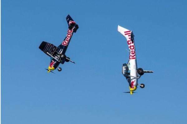 Duo Red Bull Air Force Lakukan Atraksi Ekstrem dengan Bertukar Pesawat di Tengah Penerbangan Duo Red Bull Air Force Lakukan Atraksi Ekstrem dengan Bertukar Pesawat di Tengah Penerbangan