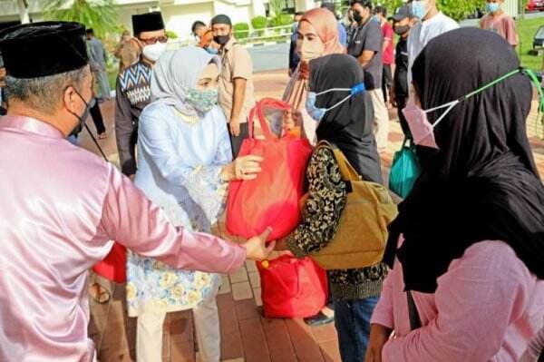 KBRI Bandar Seri Begawan Bagikan Bantuan Sembako Ke PMI Di Brunei