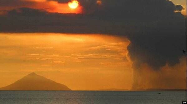 Waspada! Gunung Anak Krakatau Meletus, Semburkan Abu hingga 3.000 Meter ke Angkasa