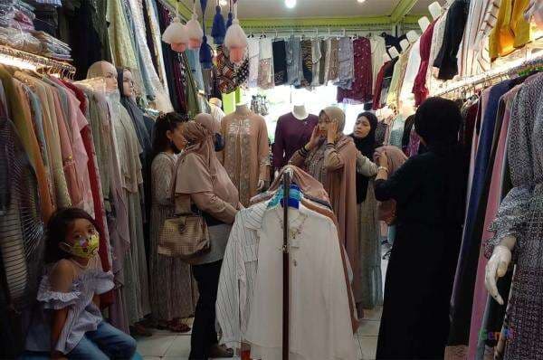 Warga Kendari Berburu Baju Lebaran, Tren Fashion Gamis Juaranya Warga Kendari Berburu Baju Lebaran, Tren Fashion Gamis Juaranya