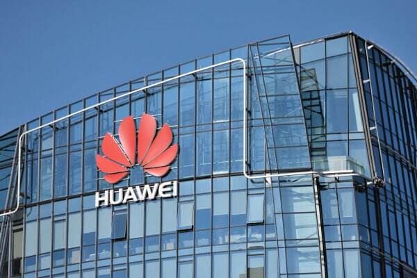 Huawei Bangun Pembangkit Listrik Tenaga Surya dan Mobil Listrik