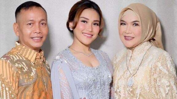 Ayu Ting Ting Kerja Keras Jor-Joran Ngaku Kapok Uang Malah Diperas Masuk ke Kantong Umi Kalsum, Calon Suami Beri Kado Spesial: Mewah! Ayu Ting Ting Kerja Keras Jor-Joran Ngaku Kapok Uang Malah Diperas Masuk ke Kantong Umi Kalsum, Calon Suami Beri Kado Spesial: Mewah!