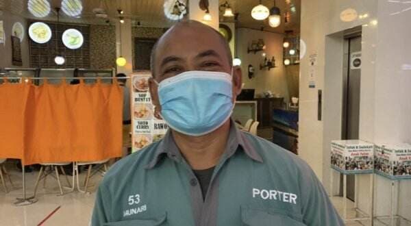 Kisah Munari, Porter di Stasiun Gambir Berburu Rezeki Jelang Lebaran usai 2 Tahun Nganggur