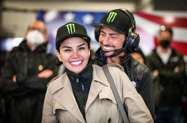 Viral Nikita Mirzani Dicium John Hopkins Eks Pebalap MotoGP, Netizen: Puasa Ka Nik