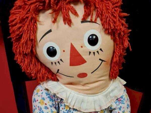 Misteri Teror Boneka Kembaran Annabelle, Berawal dari Hadiah hingga Berujuang Ancaman Mati Misteri Teror Boneka Kembaran Annabelle, Berawal dari Hadiah hingga Berujuang Ancaman Mati