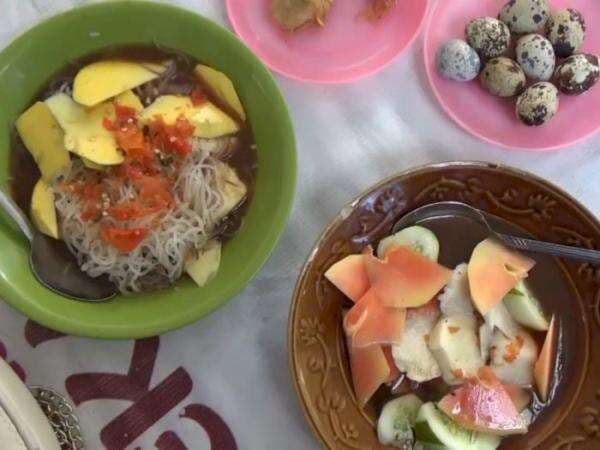 Rujak Aneh Disiram Kuah Ikan Pindang Tapi Rasanya Enggak Amis, Sehari Cuan Rp1,5 Juta Rujak Aneh Disiram Kuah Ikan Pindang Tapi Rasanya Enggak Amis, Sehari Cuan Rp1,5 Juta