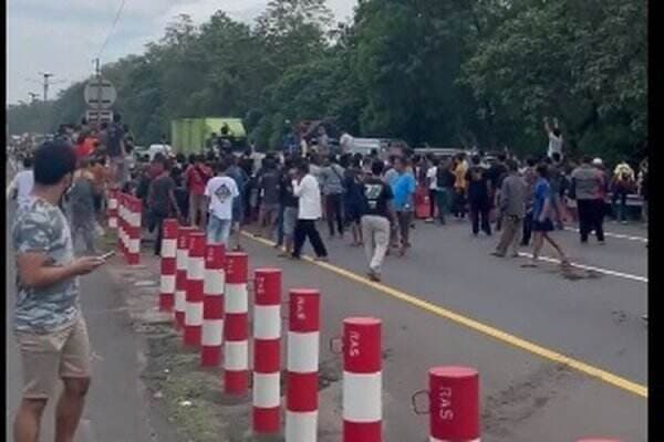 Pengguna Tol Cipularang Blokir Jalan Menuju Bandung Imbas One Way