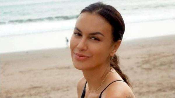 5 Gaya Foto di Pantai ala Sophia Latjuba yang Tak Pernah Terlihat Menua 5 Gaya Foto di Pantai ala Sophia Latjuba yang Tak Pernah Terlihat Menua