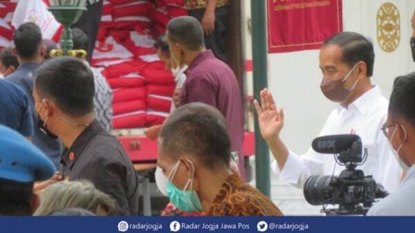 Tiba di Jogjakarta, Jokowi Langsung Bagi-Bagi Bingkisan Lebaran
