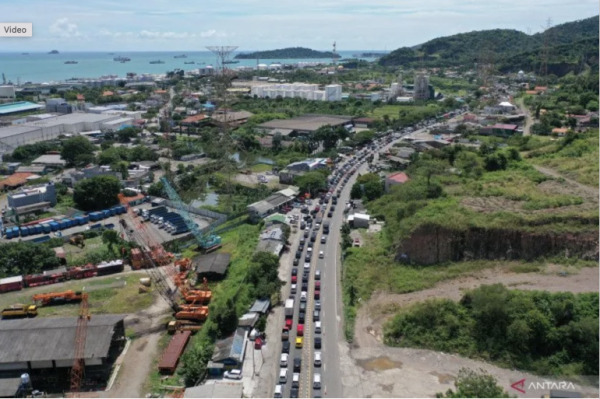 Polda Banten Alihkan Kendaraan Keluar Tol Cilegon Timur Antrean Menuju Tol Merak Sampai 8 Kilometer