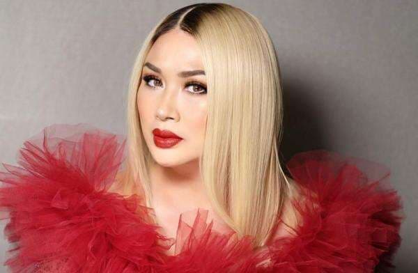 5 Fakta Titi DJ Pindah Agama, Hafal Al Fatihah Sejak SD 5 Fakta Titi DJ Pindah Agama, Hafal Al Fatihah Sejak SD