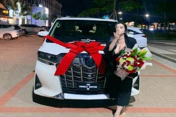 Pamela Safitri Dapat THR Mobil Mewah dari sang Kekasih, Netizen: Gak Maen-Maen