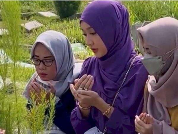 Lucinta Luna Cantik Banget saat Ziarah Pakai Hijab, Netizen Linglung Lucinta Luna Cantik Banget saat Ziarah Pakai Hijab, Netizen Linglung