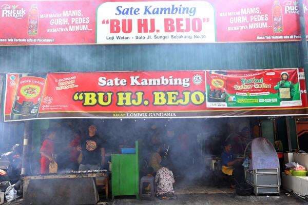 Rahasia Sate Kambing Bu Hj Bejo, Daging Dicelup ke Bumbu Berkali-kali Rahasia Sate Kambing Bu Hj Bejo, Daging Dicelup ke Bumbu Berkali-kali