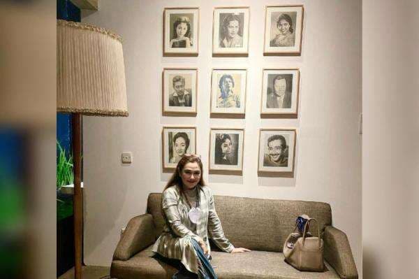 Dokumentasi Film Tiga Dara Tampil di Pameran, Nia Zulkarnaen Ungkap Rasa Bangga ke Mieke Wijaya Dokumentasi Film Tiga Dara Tampil di Pameran, Nia Zulkarnaen Ungkap Rasa Bangga ke Mieke Wijaya