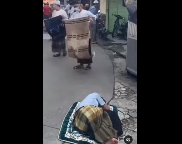 Viral Pria Ketiduran di Masjid sampai Salat Idul Fitri Kelar, Warganet: Bangun Udah Lebaran Haji Viral Pria Ketiduran di Masjid sampai Salat Idul Fitri Kelar, Warganet: Bangun Udah Lebaran Haji