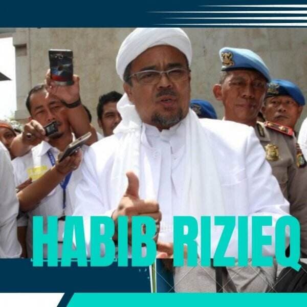 Habib Rizieq Bagikan Baju Koko ke Nonmuslim Mualaf