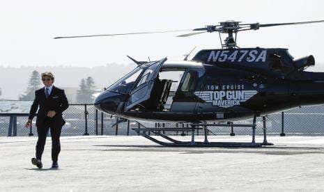 Tom Cruise Terbangkan Helikopter untuk Hadir ke Premiere Top Gun: Maverick