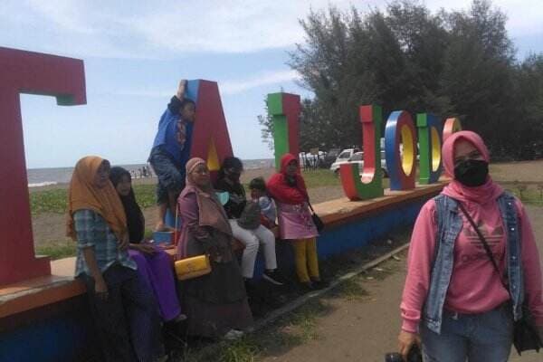 Pantai Jodo Batang Dikunjungi 4.000 Orang per Hari Saat Lebaran