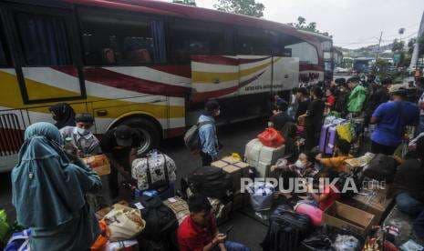 Penumpang Menumpuk di Terminal Purwokerto Akibat Bus Terlambat Datang