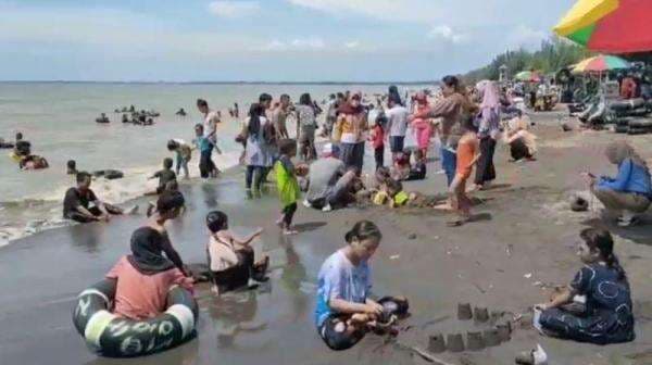 Wisata Pantai Randusanga Jadi Pantai Favorit di Brebes, Biaya Masuk Rp10 Ribu Wisata Pantai Randusanga Jadi Pantai Favorit di Brebes, Biaya Masuk Rp10 Ribu