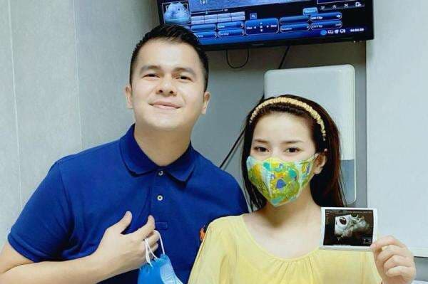 Handika Pratama dan Rosiana Dewi Unggah Foto Putri Pertama, Netizen: Mirip Papanya Handika Pratama dan Rosiana Dewi Unggah Foto Putri Pertama, Netizen: Mirip Papanya