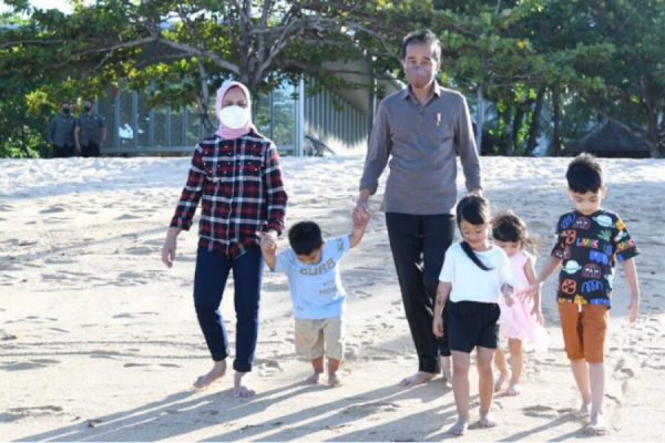 Jokowi Menikmati Pantai Nusa Dua Bali Bersama Empat Cucu