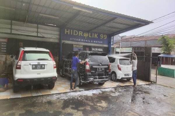 Jasa Cuci Mobil Kebanjiran Order Paska Lebaran, Dapat Rp3 Jutaan per Hari
