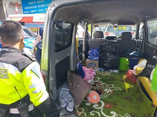 Terobos One Way, Ambulans Angkut Wisatawan Menuju Puncak Ditilang Polisi